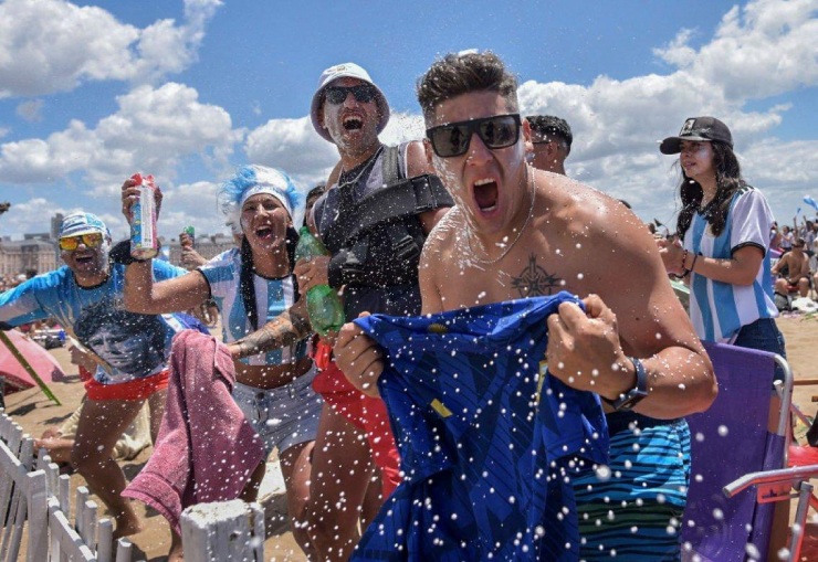 Fan Argentina ăn mừng trên máy bay, fan Ronaldo cho rằng CR7 vẫn vĩ đại nhất - 12