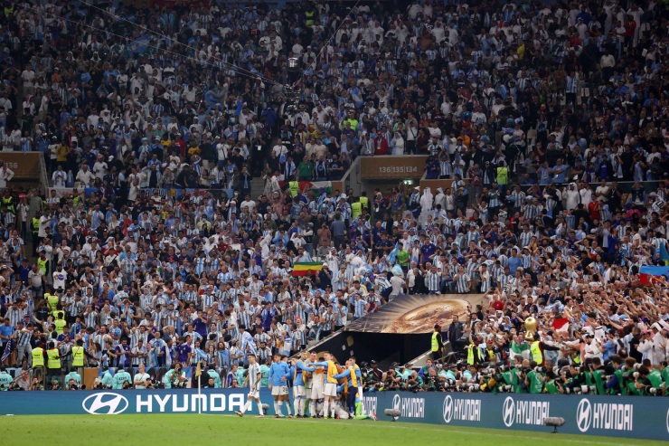 Hàng nghìn fan
Argentina hòa chung niềm vui chiến thắng với các cầu thủ con cưng
tại sân Lusail