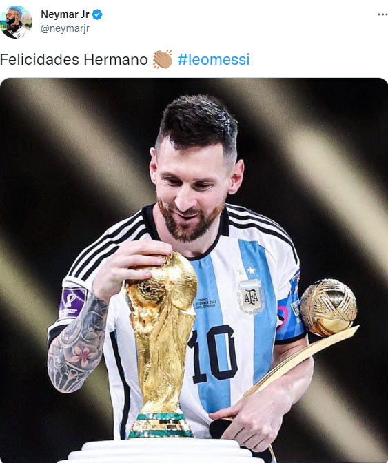 Neymar chúc mừng người anh Messi