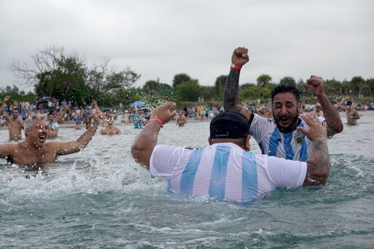 Fan Argentina ăn mừng trên máy bay, fan Ronaldo cho rằng CR7 vẫn vĩ đại nhất - 14