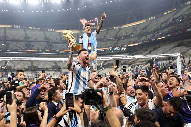 CĐV xúc động khi Messi tái hiện hình ảnh nâng cúp vô địch của huyền thoại Maradona - 1