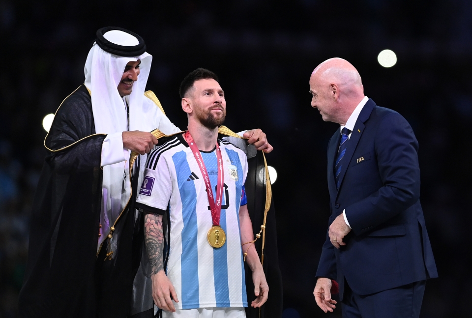 Ý nghĩa về chiếc áo choàng Quốc vương Qatar tự tay mặc cho Messi hiếm có trong lịch sử - 1