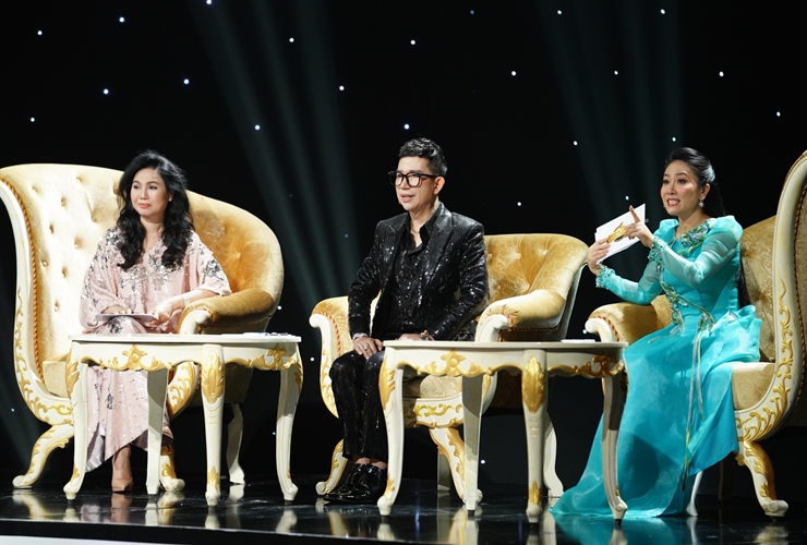 Ca sĩ Long Nhật bị Vân Khánh (ngoài cùng góc phải) tiết lộ "bí mật" trên sân khấu "Chinh phục thần tượng"