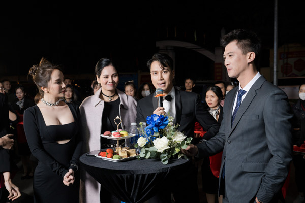 Quỳnh Nga còn diện một bộ đầm hở cổ gợi cảm trong tiết trời đông giá rét của miền Bắc.