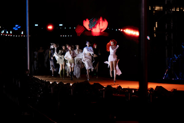 Kết thúc màn trình diễn, Minh Tú lại một lần nữa xuất hiện với hình tượng của một người phụ nữ hiện đại, tiên phong cho một thế hệ.