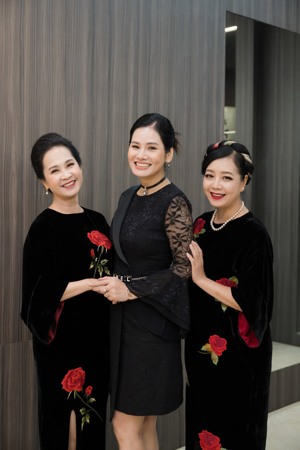 Diễn viên gạo cội Lan Hương, Chiều Xuân đẹp mặn mà trong trang phục nhung thêu hoa hồng.