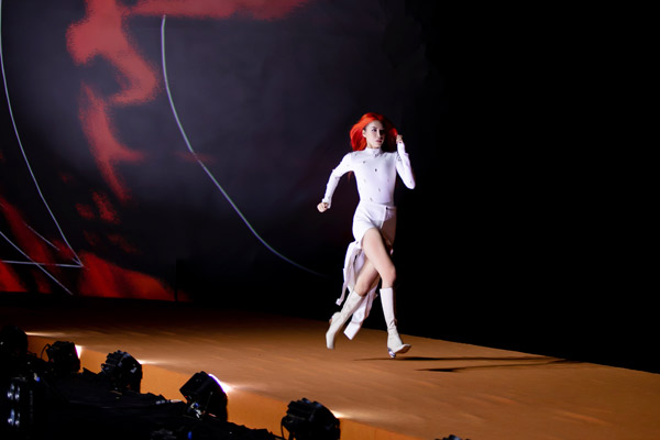 Siêu mẫu Minh Tú thực hiện màn catwalk ngược "có 1-0-2" ở Việt Nam - 4