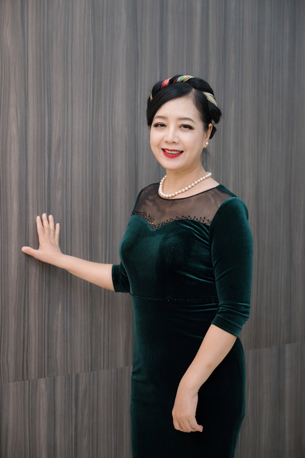 Đội băng đô kiểu mấn xưa cùng đầm nhung sang trọng, Chiều Xuân khoe vẻ đẹp quyến rũ, đằm thắm.