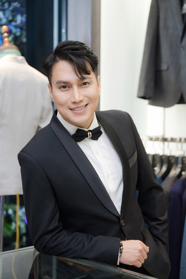 Vào một sự kiện thời trang diễn ra vào ngày 17/12 vừa qua tại Ninh Bình, nam tài tử Việt Anh xuất hiện với vẻ ngoài bảnh bao khi diện veston.