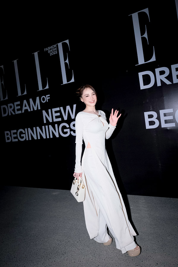 Nhã Phương sang trọng cùng thiết kế điểm nhấn đường cắt giọt nước tại ngực và khuy cài kim loại đặc trưng của thương hiệu.