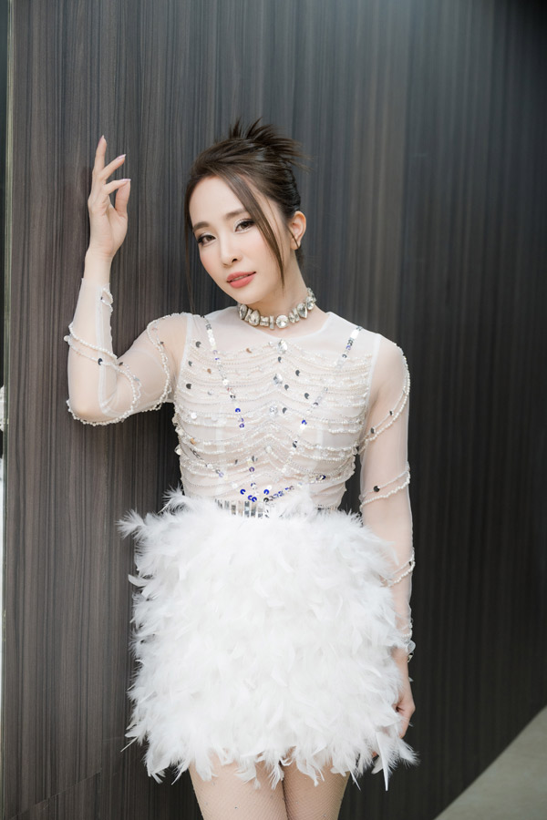 Quỳnh Nga trong trang phục diễn kiêu sa tôn vóc dáng mảnh mai.