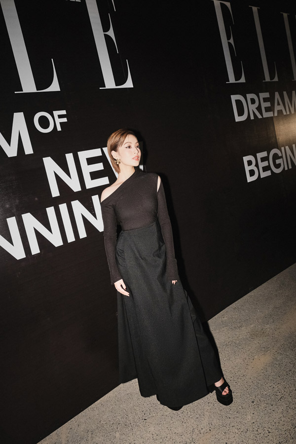 "Hot girl học giỏi" Nguyễn Lâm Thảo Tâm duyên dáng trong một thiết kế đơn sắc.