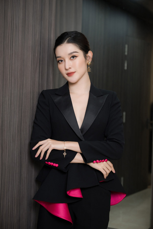 Cũng trong set suit nổi bật, Á hậu Việt Nam Huyền My thu hút được sự quan tâm của người tham gia sự kiện.