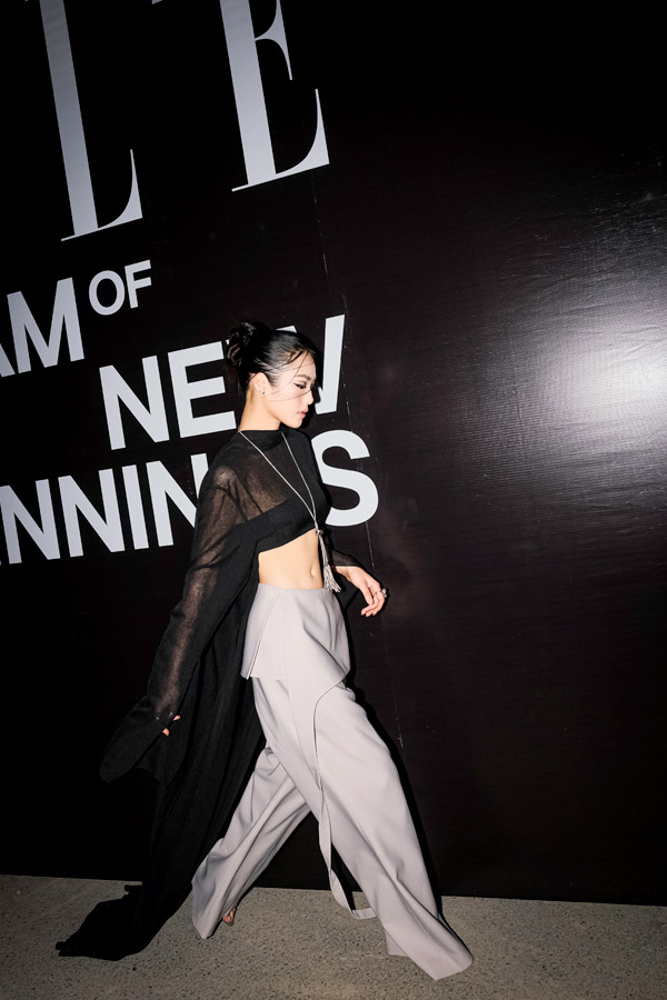 Linh Chi xuất hiện với hình tượng quyền lực khi diện thiết kế có vạt áo choàng to rộng, phối cùng quần ống đứng với chi tiết dây nối cạp lạ mắt.