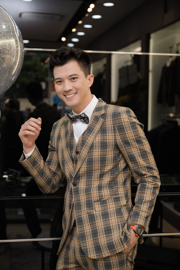 "Trai đẹp màn ảnh" thu hút với set suit kẻ lịch lãm.