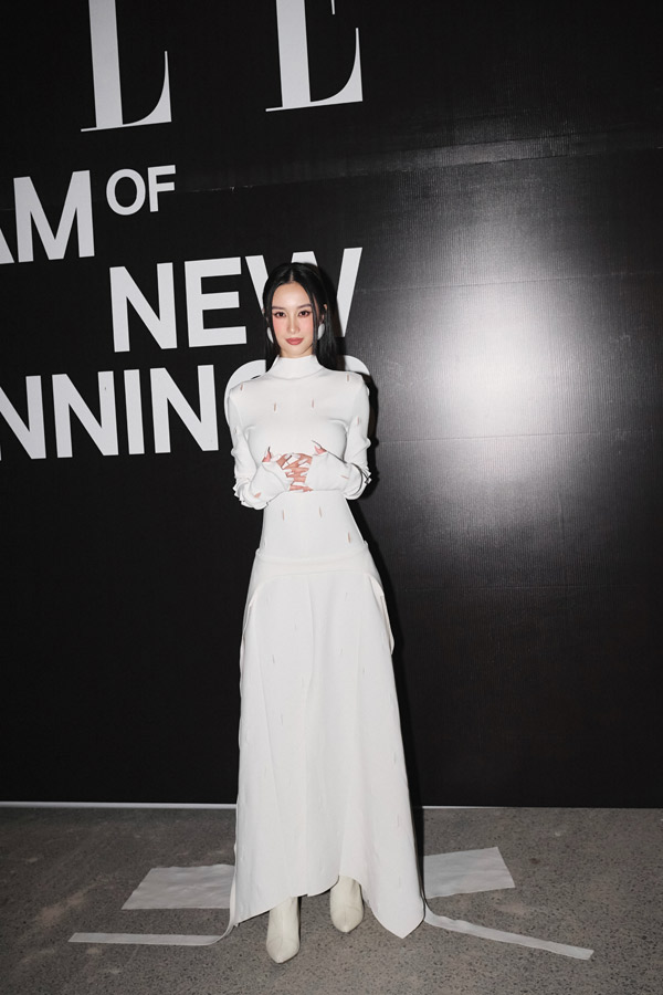 Diễn viên Jun Vũ trong thiết kế áo bodysuit cut - out đa chi tiết, kết hợp form quần ống rộng cùng điểm nhấn dây nối cạp tinh tế.