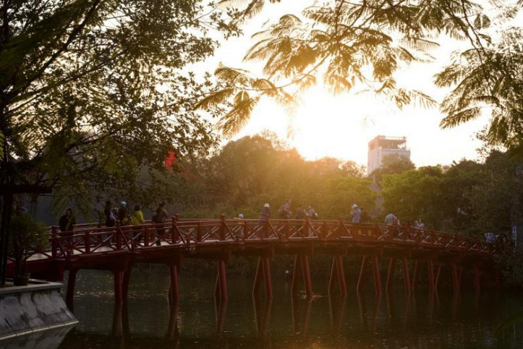 Cầu Thê Húc và Đền Ngọc Sơn dưới ánh nắng sớm mùa đông