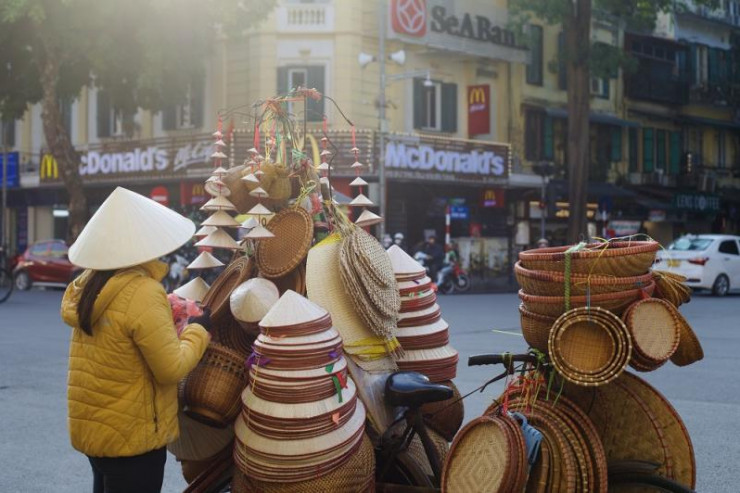Nhịp sống lao động của người dân các tỉnh thành, họ chọn Hà Nội để mưu sinh cũng bởi muốn mang những sản phẩm độc đáo của làng nghề để quảng bá du lịch