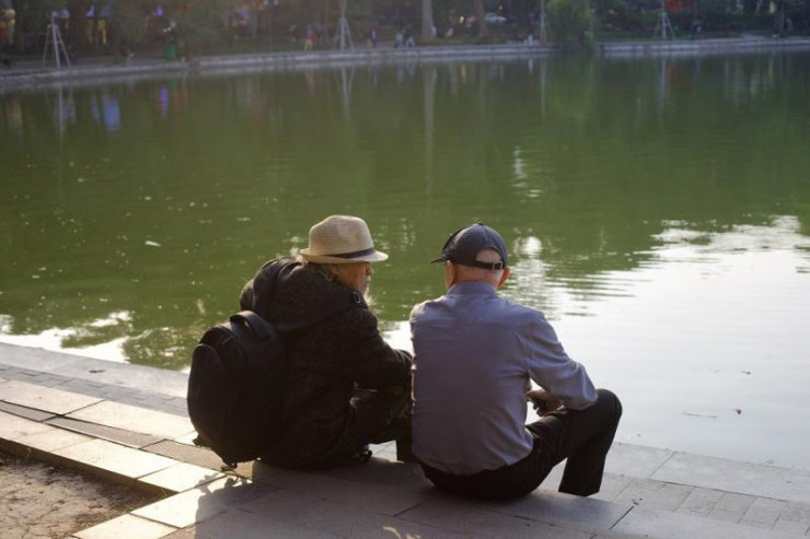 Mùa đông Hà Nội người dân hay du khách đều muốn "tắm" ánh nắng bên góc Hồ Gươm vừa để ngắm cảnh và nhịp sống lao động của phố phường