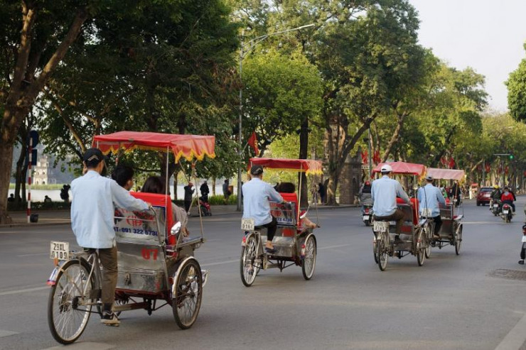 Xích lô là phương tiện được du khách quốc tế lựa chọn dạo phố Hà Nội. Ngắm cảnh Hà Nội qua vòng quay chầm chậm của xích lô sẽ cảm nhận được một Hà Nội ngàn năm văn vật từ mỗi con phố, khu di tích lịch sử