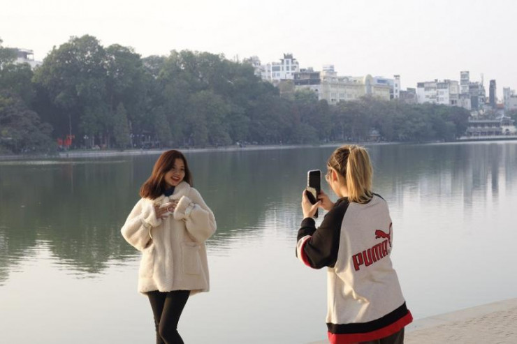 Hà Nội mùa đông với hình ảnh đẹp về giới trẻ bên hồ Gươm, ghi lại khoảng khắc đáng nhớ