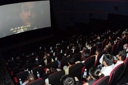 Bạn trẻ - Cuộc sống - Đưa nhân tình đi xem phim, người đàn ông khiến cả rạp náo loạn khi nhìn thấy một người