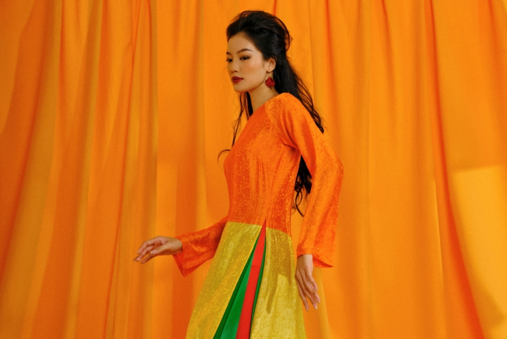 Hoa đào, mai, lay ơn đỏ rực rỡ trong thiết kế áo dài Tết