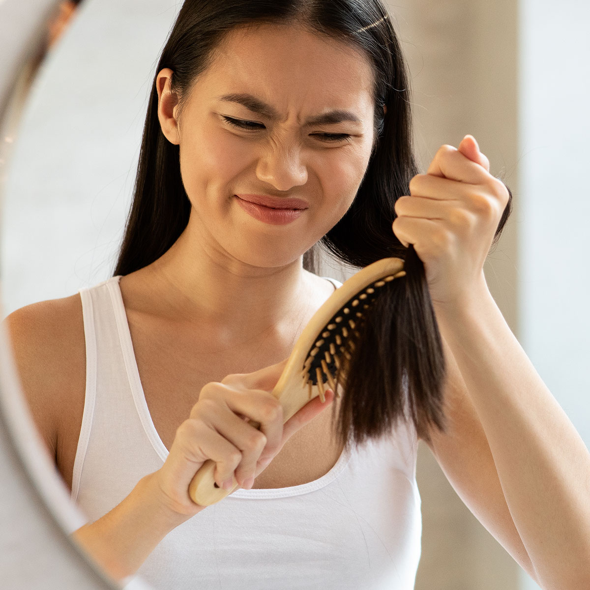 Hãy chắc chắn rằng bạn làm khô tóc thật kỹ bằng khăn sợi nhỏ siêu thấm trước khi chải tóc.