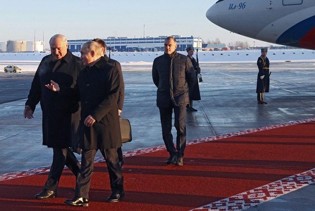 Tổng thống Nga Putin đáp máy bay xuống Belarus ngày 19/12. Ảnh: Reuters