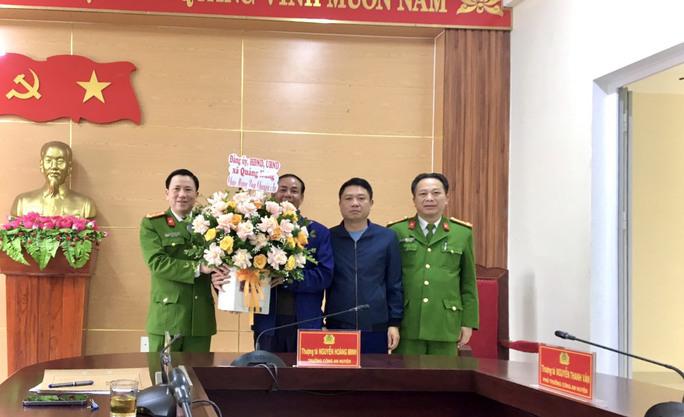 Đảng ủy, UBND, HĐND xã Quảng Hưng tặng hoa chức mừng, động viên lực lượng Công an huyện Quảng Trạch