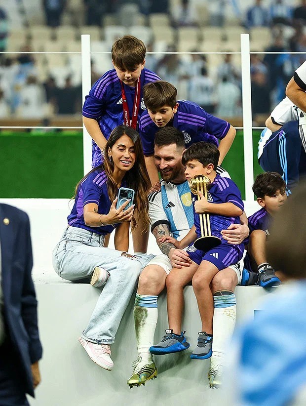 Messi cùng vợ và con trong niềm vui chiến thắng