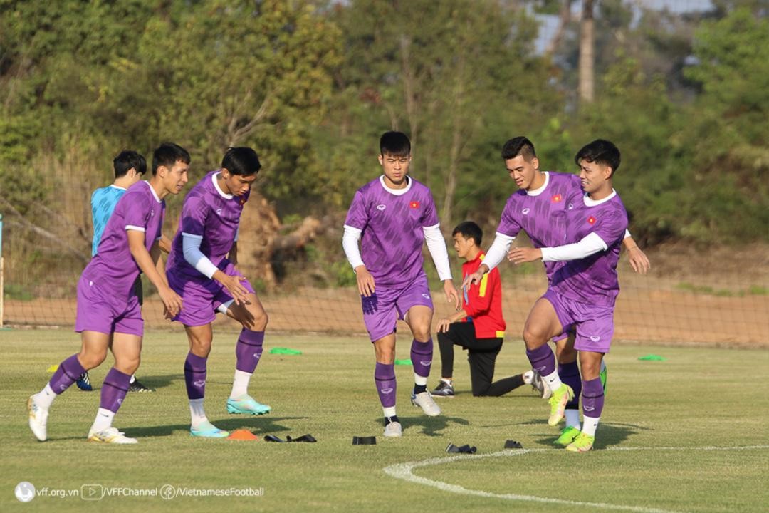ĐT Việt Nam tập trung rèn chiến thuật trong buổi tập thứ hai tại Vientiane (Ảnh: VFF)