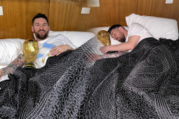 Bóng đá - Trực tiếp ĐT Argentina về nước, diễu hành: Messi ôm cúp vàng lên giường ngủ