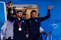 Bóng đá - Trực tiếp ĐT Argentina về nước, chuẩn bị diễu hành: Messi xuất hiện rạng rỡ cùng cúp Vàng
