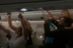 Thế giới - Cảnh chưa từng thấy bên trong máy bay chở CĐV Argentina bay qua Đại Tây Dương