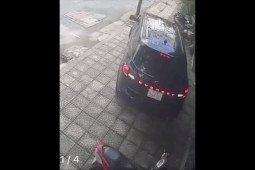 Ô tô - Clip: "Ninja" lùi ô tô húc đổ xe máy trên vỉa hè xong ngang nhiên phóng đi