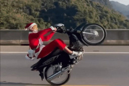 Xe máy - Xe đạp - Dân mạng phẫn nộ với clip "ông già Noel" bốc đầu, lạng lách trên đường