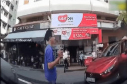 Ô tô - Clip: Tài xế nhầm chân ga khiến quán cafe "Chạy" theo đúng nghĩa
