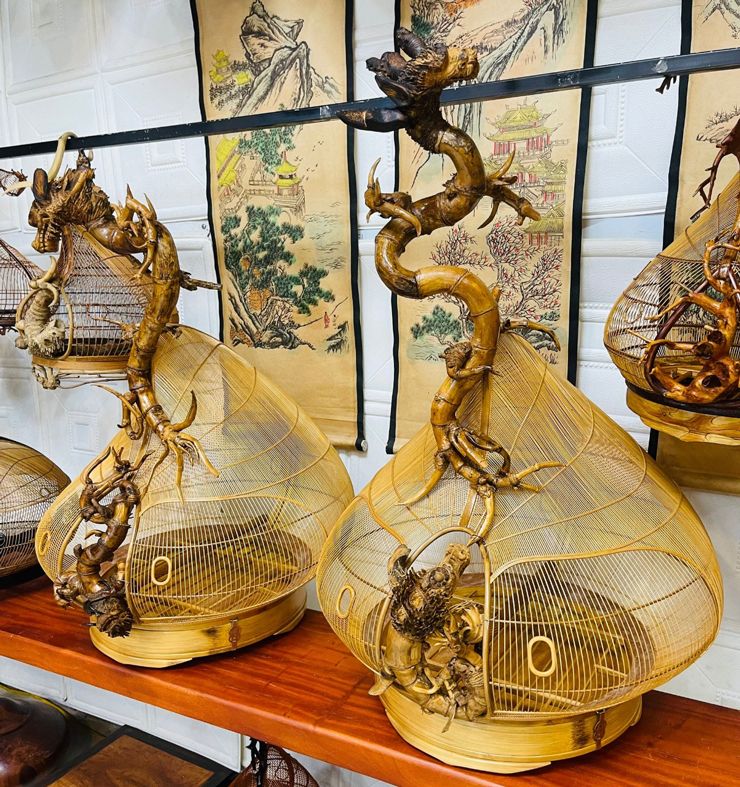 Với những chiếc lồng chim thông thường, thời gian làm khá nhanh vì đội thợ có kinh nghiệm.
