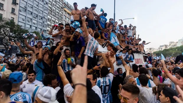 Người Argentina ăn mừng đội tuyển bóng đá quốc gia vô địch World Cup 2022 tại thủ đô thủ đô Buenos Aires. Ảnh: Getty