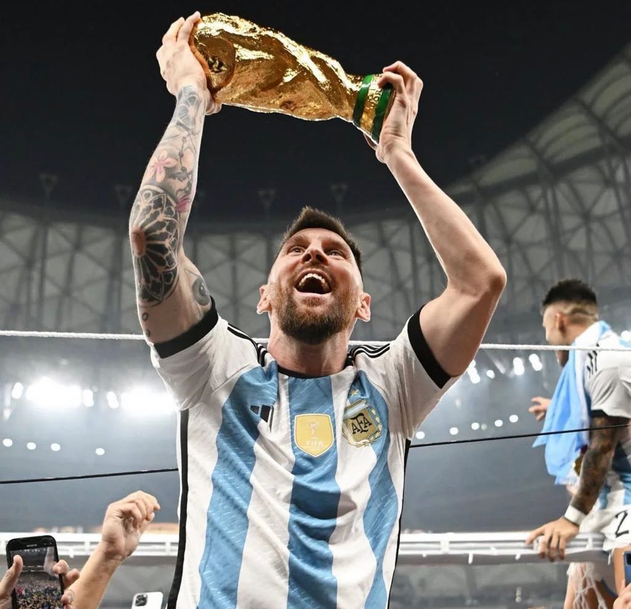 Bức ảnh Messi giơ cao cúp vàng World Cup nhận được hơn 60 triệu lượt thích trên Instagram sau 2 ngày đăng tải. Ảnh: Instagram