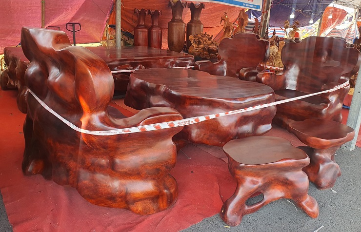 Bộ bàn ghế bằng gỗ hương đỏ Gia Lai nặng tới 1,3 tấn.