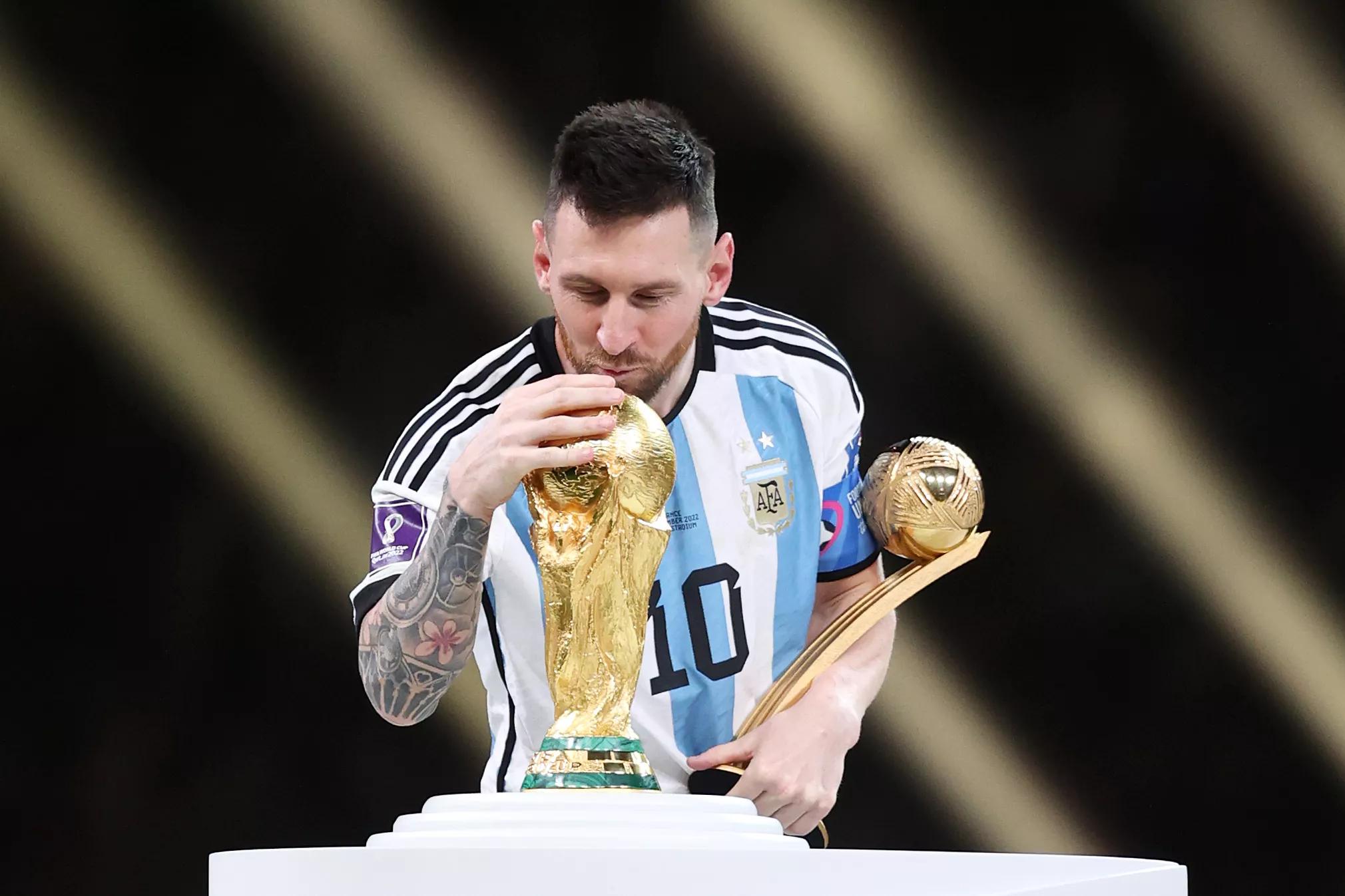 Lionel Messi hôn cúp vàng World Cup 2022 trong lễ trao giải ngày 18/12. Ảnh: Twitter