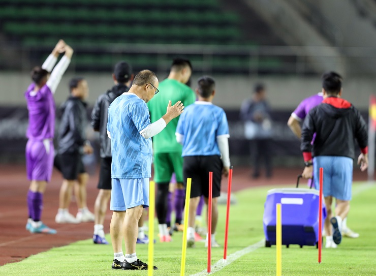 Buổi tập làm quen sân vận động Lào của ĐT Việt Nam bắt đầu từ 18h30 ngày 20/12. Ngay sau khi có mặt trên sân, ông Park thực hiện nghi thức cầu nguyện cho ĐT Việt Nam có khởi đầu suôn sẻ tại AFF Cup 2022.