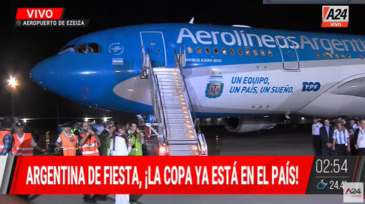 ĐT Argentina về nước, diễu hành: Messi ôm cúp vàng lên giường ngủ - 9