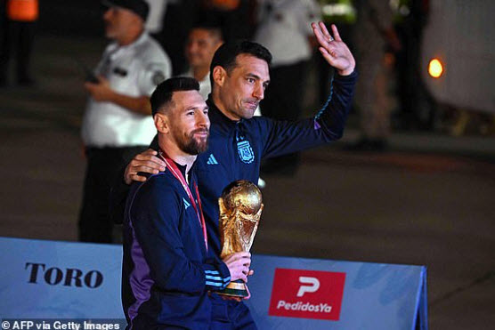 ĐT Argentina về nước, diễu hành: Messi ôm cúp vàng lên giường ngủ - 7