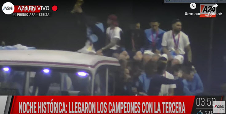 ĐT Argentina về nước, diễu hành: Messi ôm cúp vàng lên giường ngủ - 5