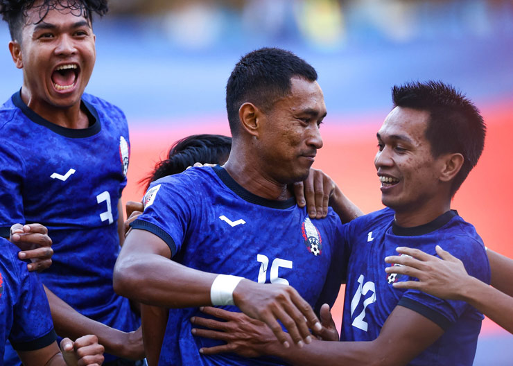 Campuchia chơi tấn công phủ đầu tốt trước Philippines và sớm có bàn dẫn trước của Reung Bunheing (số 15)