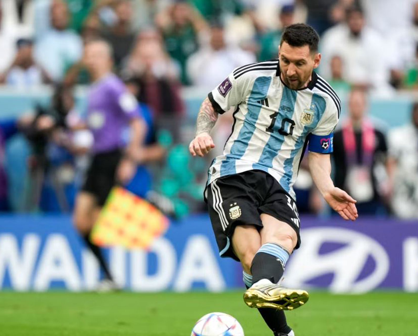 Messi vô địch World Cup: “Chúa tể của những trái bóng” - 5