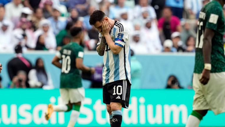 Messi mở tỷ số nhờ một quả phạt đền nhưng Argentina bất ngờ thua ngược Saudi Arabia 1-2 ở trận ra quân tại World Cup năm nay